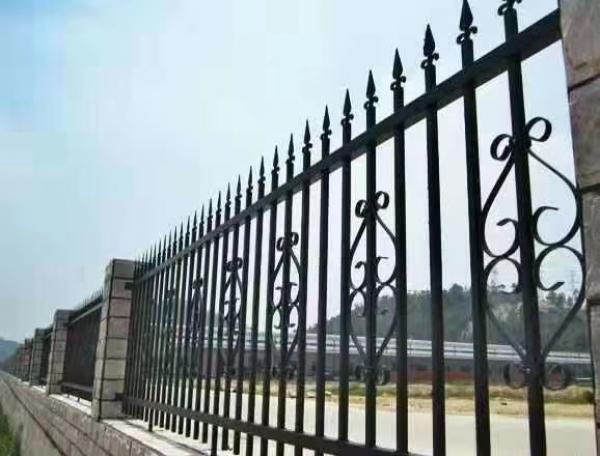 枣庄户外庭院围墙护栏 带装饰花围墙护栏小区护栏 围网护栏铁艺护栏锌钢护栏